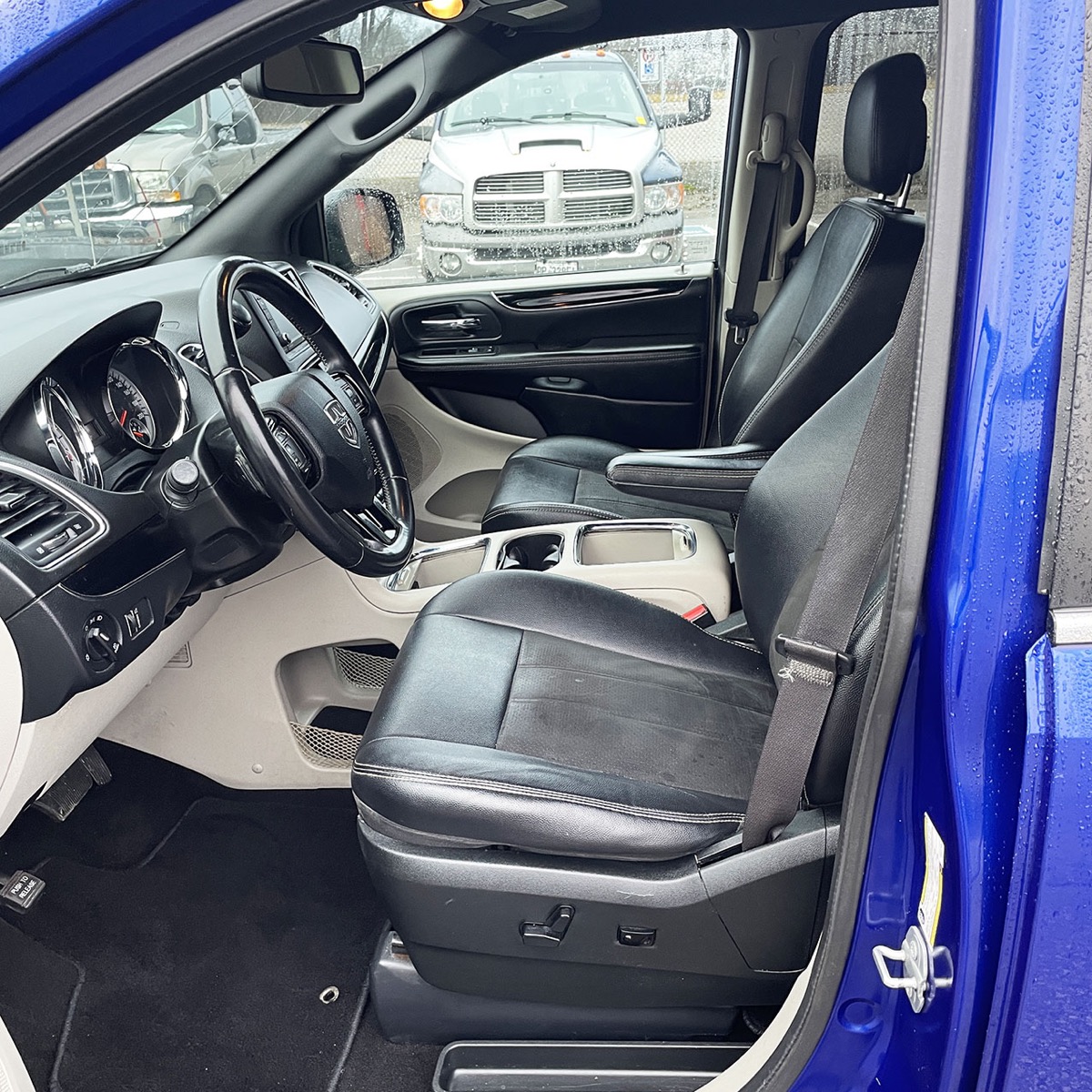 2019 dodge best sale caravan center console